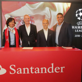 La presidenta del Banco Santander, Ana Botín, el director de Marketin Guy-Laurent Epstein, el consejero delegado de Santander España, Rami Aboukhair, y el exfutbolista Ronaldo Nazario da Lima. E.P.