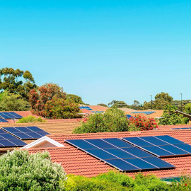 Tejados con paneles solares.