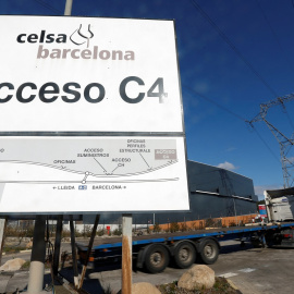 Un camión entra en la planta de la siderúrgica Celsa en Castellbisbal, cerca de Barcelona. REUTERS/Albert Gea