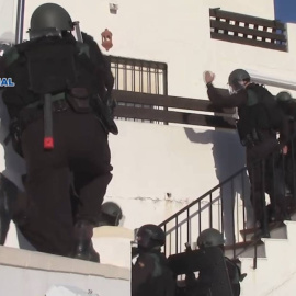 Agentes de la Guardia Civil durante la caza del 'Messi del hachís'.