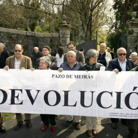 Protesta de la Comisión para la Recuperación de la Memoria Histórica de A Coruña frente al pazo. EFE/Archivo