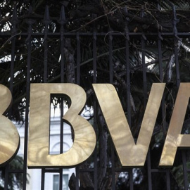 El logo del BBVA, en su edificio en el madrileño Paseo de Recoletos. E.P.