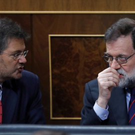 El ministro de Justicia, Rafael Catalá, y el presidente del Gobierno, Mariano Rajoy, en el Congreso. Archivo EFE/Juan Carlos Hidalgo