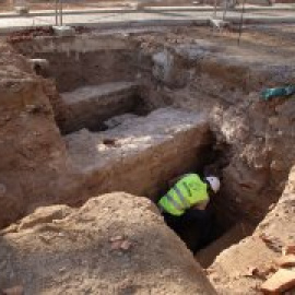 Descobreixen 20 metres de muralla medieval i restes de les Casernes de Drassanes a les obres de la Rambla