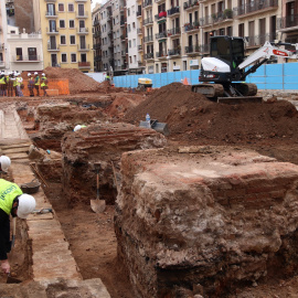 Els equips d'arqueòlegs en els treballs excavacions i cates de prospecció al Mercat de l'Abaceria de Barcelona