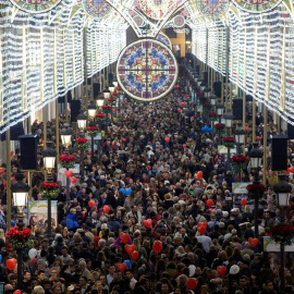 Alumbrado navideño en la calle Larios de Málaga. / DANIEL PÉREZ (EFE)