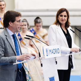 El alcalde de Madrid, José Luis Martínez-Almeida, y la alcaldesa de Valencia, María José Catalá, intervienen antes de la mascletà madrileña, en el Palacio de Cibeles, a 18 de febrero de 2024, en Madrid