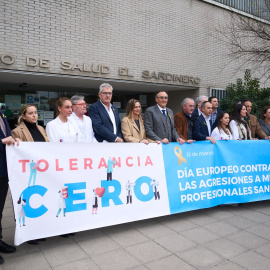 Miembros del Foro Sanitario sujetan una pancarta durante una concentración en un centro de salud de Santander por el Día Europeo Contra las Agresiones a Médicos y Profesionales Sanitarios, a 10 de marzo de 2023.