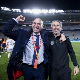 AUCKLAND (NUEVA ZELANDA), 15/08/2023.- El presidente de la Real Federación Española de Fútbol, Luis Rubiales (i), celebra con el seleccionador Jorge Vilda (d) después de que la selección española de fútbol femenino se impusiera a Suecia en la semif