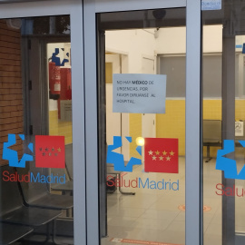 Cartel que reza "No hay médico" en un centro de salud (Archivo).