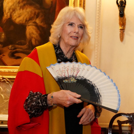 La reina Camila de Inglaterra posa con un abanico diseñado por Stewart Parvin en una ceremonia en Clarence House el 13 de febrero de 2024.