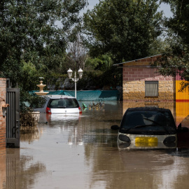 Varios vehículos en una zona inundada por el río Alberche, a 4 de septiembre de 2023, en Escalona, Toledo