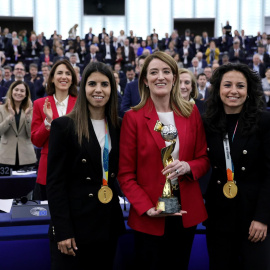 Las futbolistas españolas Alba Redondo e Ivana Andrés posan con el trofeo del Mundial femenino junto a la presidenta del Parlamento Europeo, Roberta Metsola, este 12 de marzo de 2024.