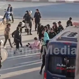 Fuerzas de seguridad marroquíes cargan contra una protesta e activistas saharauis en la ciudad ocupada de El Aaiún el 4 septiembre de 2023.