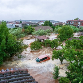 Un automóvil se sumerge bajo el agua durante una tormenta en el monte Pelión, cerca de Volos, Grecia, el 5 de septiembre de 2023.