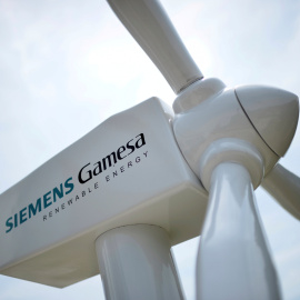 Un modelo de aerogenerador con el logo de las fusionadas Siemens Gamesa, expuesto en el exterior de la junta de accionistas, en la sede de Zamudio (Vizcaya). REUTERS/Vincent West