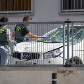 La Guardia civil examina el vehículo que provocó el atropello múltiple registrado en la noche de este lunes, en el aparcamiento del centro de salud de Haro.