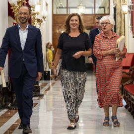 La presidenta del Congreso, Francina Armengol (c), junto al vicepresidente primero, Alfonso Rodríguez Gómez y la secretaria segunda, Isaura Leal, a su llegada a la reunión de la Mesa del Congreso, este lunes.