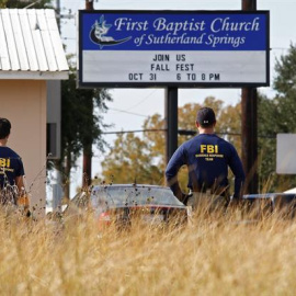 Miembros del FBI buscan con detectores de metales en las inmediaciones de la iglesia baptista de Sutherland Springs, en Texas. - EFE