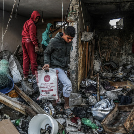 13/03/2024 Un niño palestino saca una bolsa de harina de una casa destruida tras un ataque aéreo israelí.