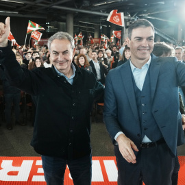 El expresidente del Gobierno, José Luis Rodríguez Zapatero (i), y el presidente del Gobierno y secretario general del PSOE, Pedro Sánchez (d), durante el acto de homenaje al expresidente José Luis Rodríguez Zapatero, en el Palacio Euskalduna, a 9 de 