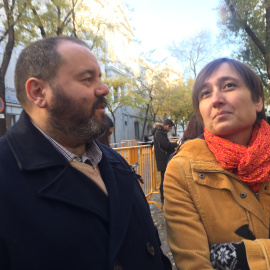 Els diputats d'En Comú Podem Joan Mena i Marta Sibina, aquest divendres, a la porta del Tribunal Suprem