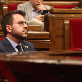 El president de la Generalitat, Pere Aragonès, a l'hemicicle del ple del Parlament.