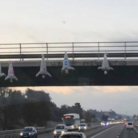 Fotografía facilitada por Sociedad Civil Catalana (SCC) de los siete muñecos boca abajo, algunos de ellos con logos de C's, PSC y PP, que unos desconocidos han colgado de un puente de la C-17 a la altura de Malla (Barcelona). EFE