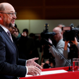 El líder del Partido Socialdemócrata (SPD), Martin Schulz, hace declaraciones ante los medios tras asistir a una reunión con la cúpula del SPD, en Berlín. EFE/ Felipe Trueba