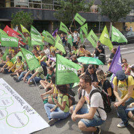 6-9-2023 Mestres i professors del sindicat USTEC tallant una carrer de Barcelona en senyal de protesta el primer dia de curs