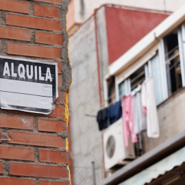 Un cartel de 'Se Alquila' en un barrio de Madrid. E.P./Eduardo Parra