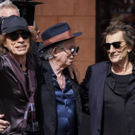 Mick Jagger, Keith Richards y Ronnie Wood, integrantes originales de The Rolling Stones, saludan a los fans en Londres, a 6 de septiembre de 2023.