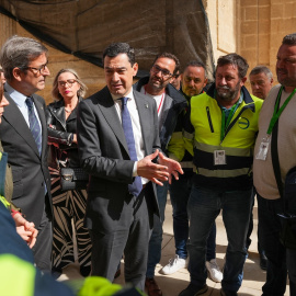 El presidente de la Junta conversa el pasado 22 de febrero con los trabajadores de Acerinox.