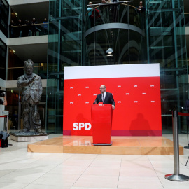 El líder del Partido Socialdemócrata (SPD), Martin Schulz, hace declaraciones ante los medios tras asistir a una reunión con la cúpula del SPD, en Berlín, Alemania./EFE