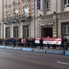 Manifestación de los trabajadores ante la sede del ICO.