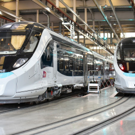 Algunos de los nuevos trenes de ancho métrico de Renfe, en CAF, a 26 de febrero de 2024.