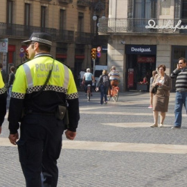 Agentes de la Guardia Urbana patrullando en la Plaza Sant Jaume/Europa Press