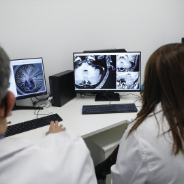 Foto de archivo de unos sanitarios observando la radiografía de un cerebro.