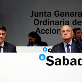 El presidente de Banco Sabadell, Josep Oliu (d), con el consejero delegado, Jaume Guardiola (i), en la junta de accionistas de la entidad. REUTERS/Heino Kalis