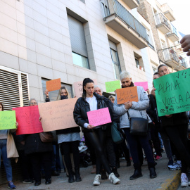 Minut de silenci a les portes del domicili dels bessons, a Sallent