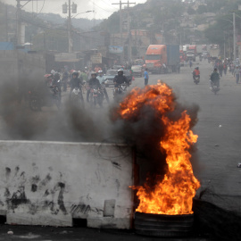 Imagen de algunos de los disturbios en Tegucigalpa por el presunto fraude electoral. REUTERS/Jorge Cabrera