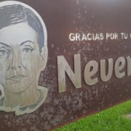 La placa que homenajea a Nevenka en Ponferrada aparece rociada con ácido