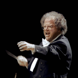 James Levine dirigiendo una orquesta en Japón en el año 2001. REUTERS