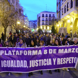 Decenas de personas durante la manifestación que recorrió las calles de Logroño el 8 de marzo con motivo del Día de la Mujer.