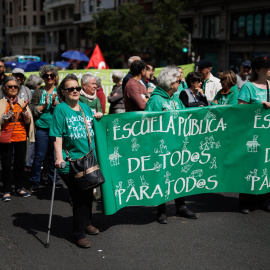 Cientos de personas marchan durante una manifestación en defensa de los Servicios Públicos desde Plaza de España a Cibeles, a 20 de mayo de 2023, en Madrid (España).