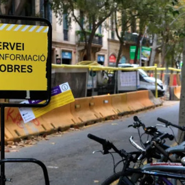 18/11/2022 - Panell informatiu d'obres al carrer Consell de Cent de Barcelona, en una imatge d'arxiu.