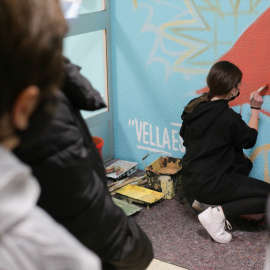 Alumnos de un colegio pintando un mural.