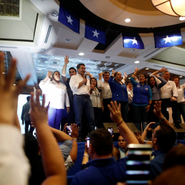 El presidente hondureño y candato a la reelección por el Partido Nacional, Juan Orlando Hernandez, se dirige a sus seguidores tras la publicación de los primeros resultados oficiales de las elecciones presidenciales. REUTERS/Edgard Garrido