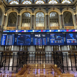 Vista de los paneles informativos en el parqué de la Bolsa de Madrid, con la información de los movimientos del mercado. EFE/ Ana Bornay