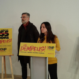 El cap de llista de la CUP per Barcelona, Carles Riera, i la número 2, Maria Sirvent, en la presentació de la campanya de la formació, aquest dilluns a Barcelona